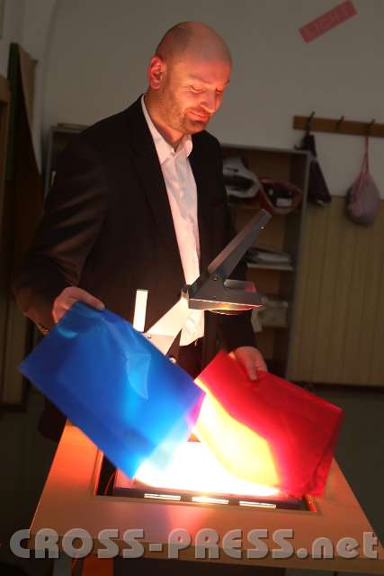 2013.10.31_20.56.54.jpg - Prof. Walter Hametner improvisiert eine bunte Light-Show bei der Station "licht - erfüllt" (1c Klasse).