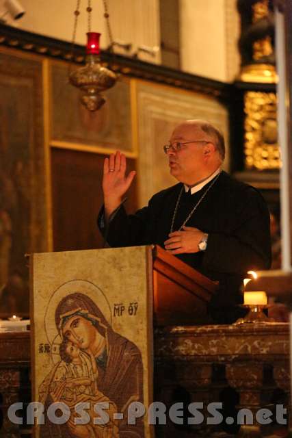 2013.10.31_22.03.11.jpg - Abt Petrus Pilsinger erteilte zum Schluss allen seinen Segen.