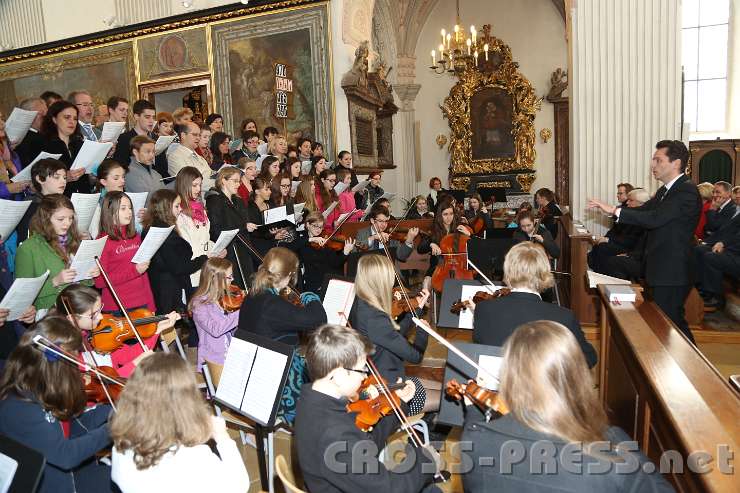 2014.03.21_09.54.54.jpg - Prof. Helmut Schaumberger leitet Chor und Orchester mit über 80 Mitwirkenden. Insgesamt waren rund 100 Musiker an der Gestaltung des Festgottesdienstes beteiligt.