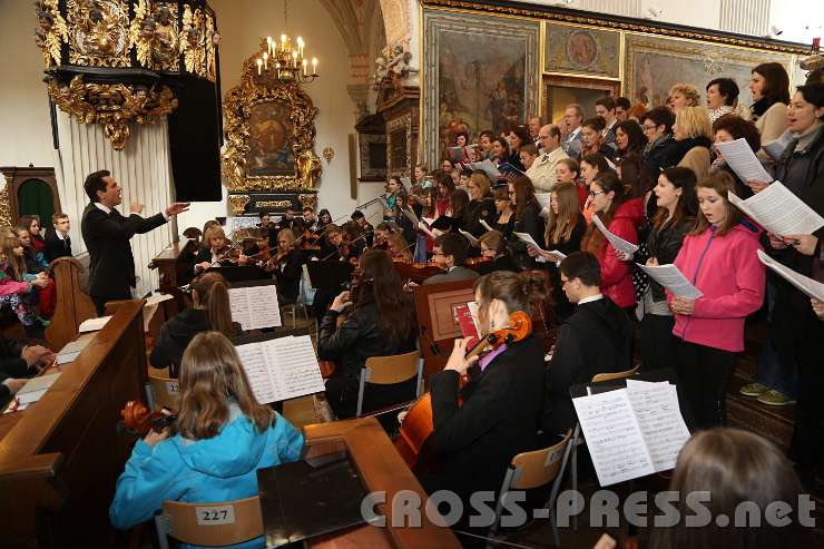 2014.03.21_10.36.00.jpg - Prof. Helmut Schaumberger, als Dirigent voll "in action".   :)