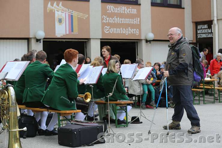 2014.05.04_13.19.13.jpg - In Rosenau gab es eine Labstation. Abt Petrus bedankt sich für die musikalischen Willkommensgrüße an die Pilger durch die Trachtenmusik Sonntagberg.
