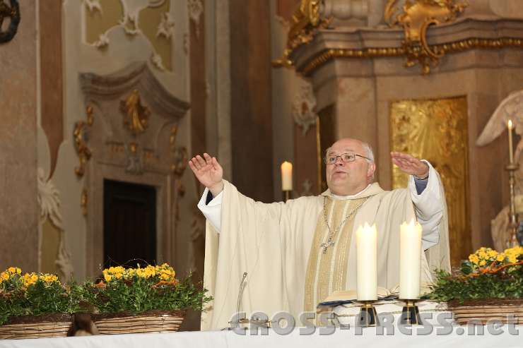 2014.05.04_16.17.03.jpg - Abt Petrus Pilsinger erteilt den Abschluss-Segen.