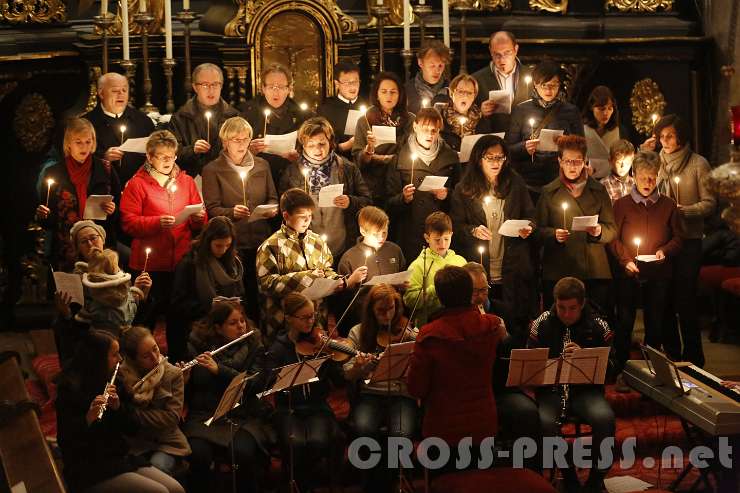 2015.10.31_20.56.58.JPG - Der Kirchenchor unter der Leitung von Mag. Lucia Deinhofer sang bei der Vigil.