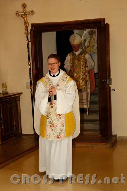 2016.07.03_16.42.12.JPG - Neupriester P.Matthäus Kern betritt als Erster die Sakristei.