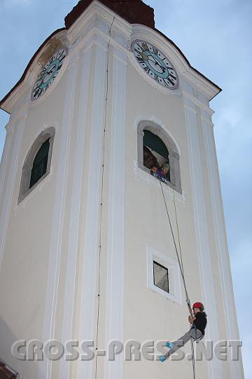 2009.06.05_20.51.18.jpg - "Ich hng' an meiner Kirche", demonstrierten nicht nur im bertragenen Sinne die Jugendlichen am Turm der Brgerspitalkirche in Waidhofen/Ybbs.