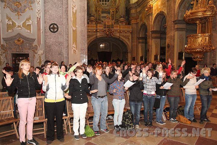 2009.06.05_23.04.37.jpg - Viele Jugendliche, besonders aus Neuhofen und Ybbsitz, kamen, um die "Lange Nacht der Kirche" in der Basilika am Sonntagberg zu erleben.  Hier beim Lobpreis whrend des Pilgergottesdienstes.