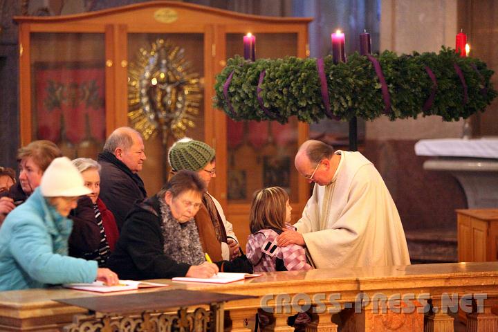 2010.12.08_17.27.04.jpg - P.Aegid Ritt, Pfarrer von Biberbach, segnete die Weihekandidaten unter dem Adventkranz.   Daneben tragen die Geweihten ihre Namen in die Festbcher ein.