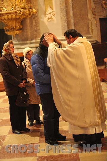 2010.12.08_17.38.17.jpg - Bei der Weihe an Christus durch Maria legte Abt Berthold Heigl den Glubigen die Hnde auf.