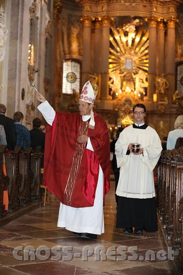2013.05.20_08.45.04_01.jpg - Altabt Berthold Heigl geht segnend durch die Basilika, begleitet von Fr.Andreas Tüchler.