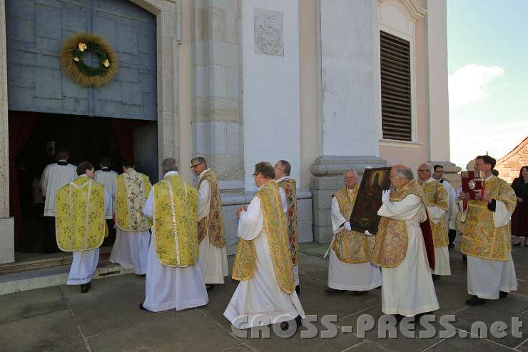 2014.06.15_09.22.18_01.jpg - Die Prozession ist vor dem Kirchenportal angekommen.