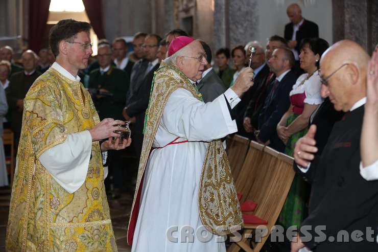 2014.06.15_09.39.04.jpg - Nuntius Zurbriggen geht segnend durch die Basilika.