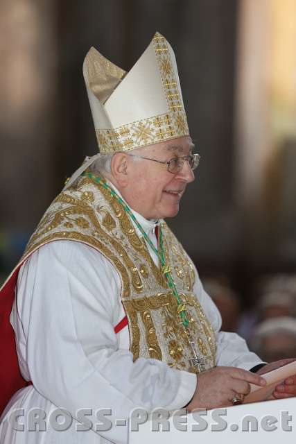 2014.06.15_10.01.06.jpg - Nuntius Zurbriggen erzählt von einem Besuch von Johannes Paul II. in seiner Schweizer Heimat und übermittelt Segensgrüße von Papst Franziskus.