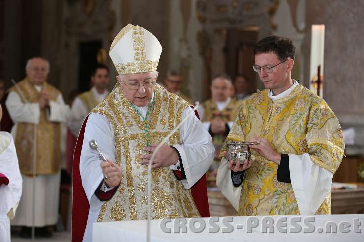 2014.06.15_10.31.51.jpg - Der Nuntius besprengt den neuen Altar mit Weihwasser.