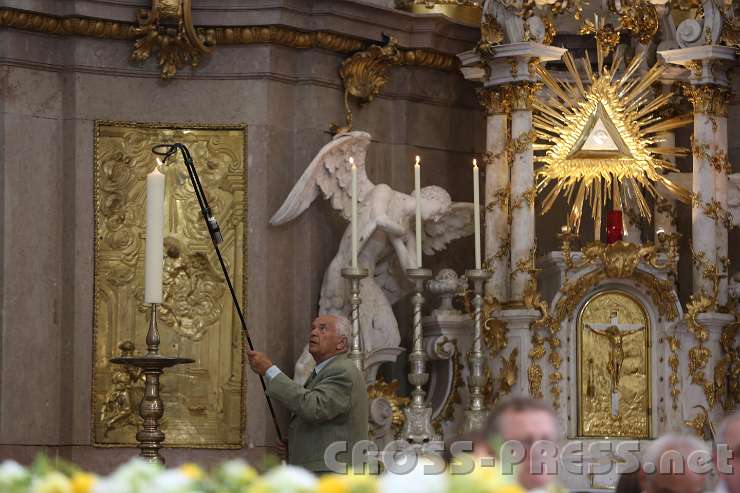 2014.06.15_10.52.07.jpg - Vom Altar her werden jetzt alle Kerzen in der Kirche entzündet.