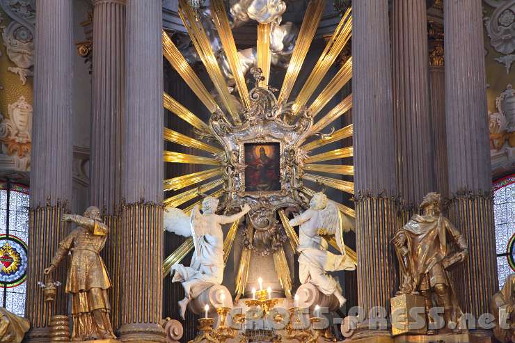 2014.06.15_11.39.30_01.jpg - 1614 wurde dieses Gnadenbild - eine Darstellung der Heiligsten Dreifaltigkeit auf einer Kupfertafel - beim damals noch außerhalb der Kirche befindl. "Zeichenstein" angebracht.