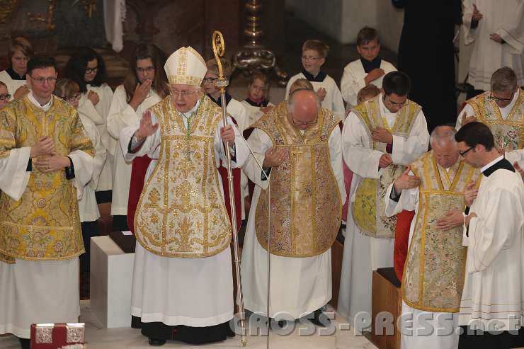 2014.06.15_12.10.28.jpg - Schluss-Segen des Erzbischofs.