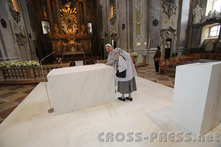 2014.06.15_12.21.10.jpg - Seitenstettner Franziskanerinnen auf "Altarfühlung". :)