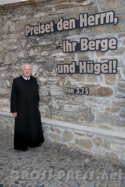 2015.10.04_11.49.04.JPG - Pfarrer P.Franz Hörmann vor dem neuen Bibelspruch an der Pfarrhofmauer.