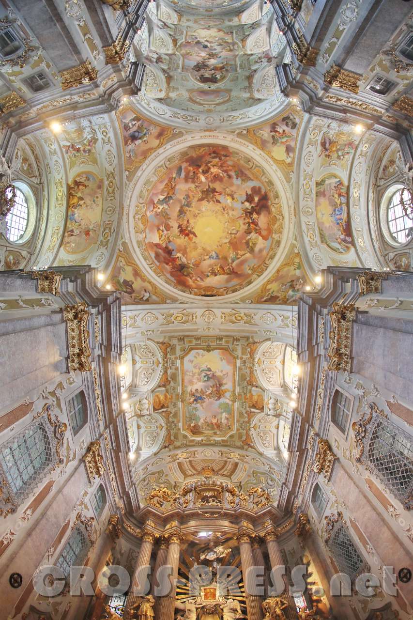2017.06.11_10.22.41.jpg - Die Decke der Basilika mit ihren wunderschönen Fresken.