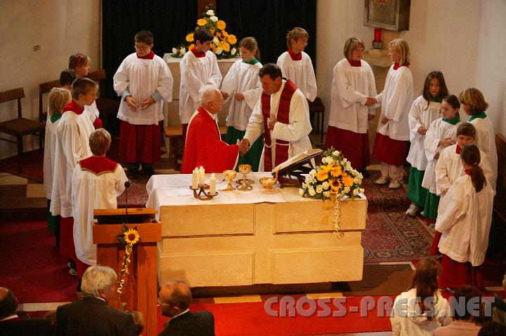 2008.09.14_09.49.18.JPG - P.Pius Zttl und Abt Berthold Heigl beim Friedensgru whrend des Festgottesdienstes.