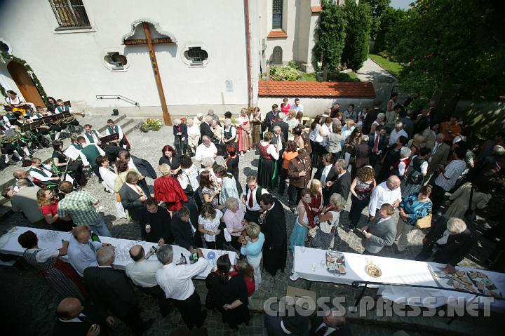 2008.07.27_11.32.29.JPG - Abt Berthold mit Pfarrangehrigen beim geselligen Ausklang am Kirchplatz bei Musik, Wein, Birnensaft und Broten...