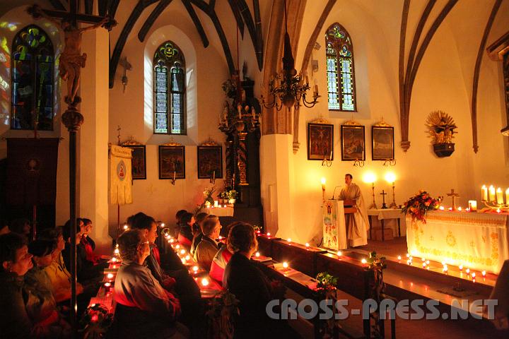 2010.05.28_22.43.56.jpg - Die "Nacht in der Kirche" wurde hell erleuchtet durch sehr stimmungsvolle Gestaltung des Gottesdienstes von der Vorbereitungsgruppe der Pfarren St.Michael und St.Johann.