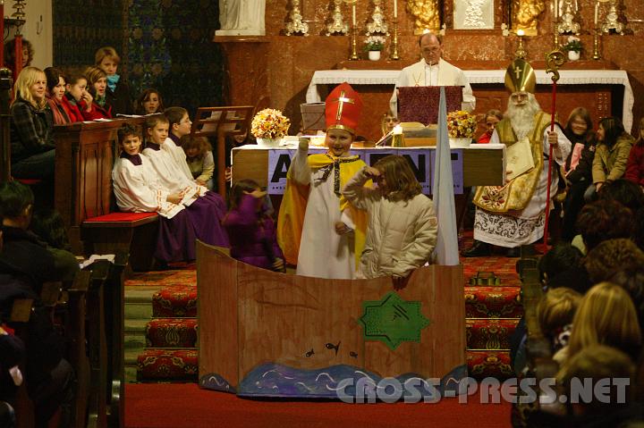 2007-12-06_18.12.16.JPG - Auch in der Au kann man in Seenot geraten. ;) Jungscharkinder stellten den hl. Nikolaus als Retter dar.