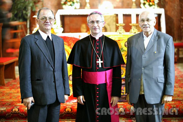 2008.05.25_10.32.06.JPG - Pfarrer Anton Schuh und Altpfarrer Alois Sallinger mit Weihbischof Anton Leichtfried.