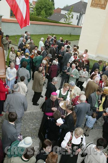 2008.05.25_10.46.03.JPG - Nach der Visitationsmesse war fr alle eine Agape am Kirchplatz vorbereitet, wo sich Bischof Leichtfried reichlich Zeit nahm, mit vielen Menschen persnliche Gesprche zu fhren.