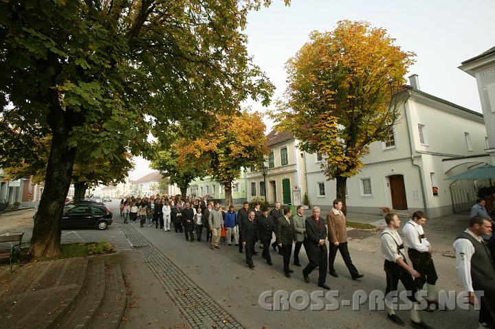 2008.09.28_08.57.50.JPG - Durch die herbstliche Kastanienallee ging die Prozession Richtung Kirche.