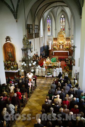 2008.09.28_09.35.42.JPG - Der Erntedanksonntag wird am Land besonders feierlich begangen: die Kirche ist vollbesetzt, nach der Messe gibt es eine Agape.