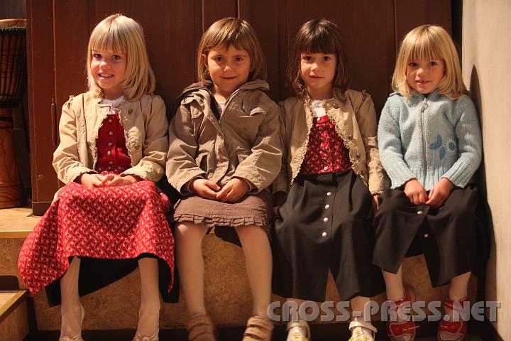 2009.09.27_09.05.30.jpg - Die kleinen Damen freuen sich, bei der Hl.Messe dabei sein zu knnen.  :)
