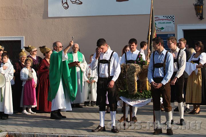 2009.09.27_08.55.17.jpg - Pfarrer Anton Schuh segnet die Erntedank-Krone.