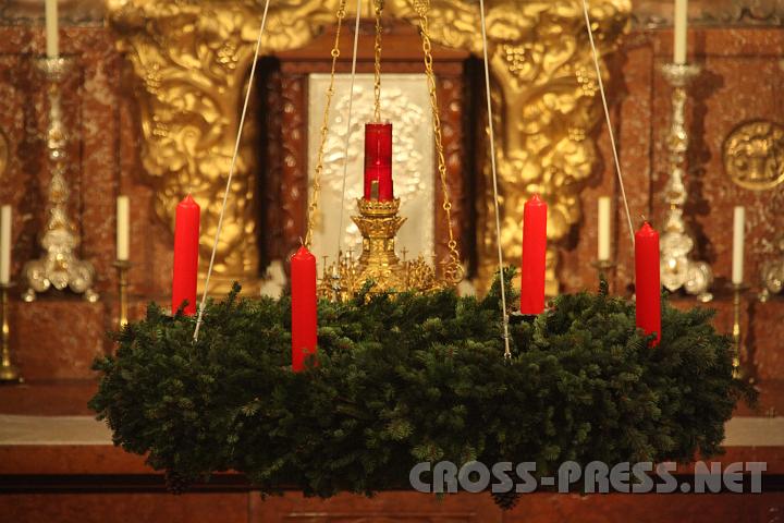 2009.11.28_18.08.53.jpg - Adventkranz in St.Peter hat 5 Kerzen.  ;)