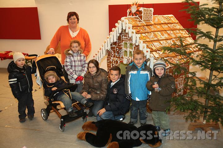 2009.11.28_18.39.40.jpg - Ingrid Kaubeck lud auch heuer wieder Kinder zum Bauen und Verzieren eines Lebkuchenhauses ein.