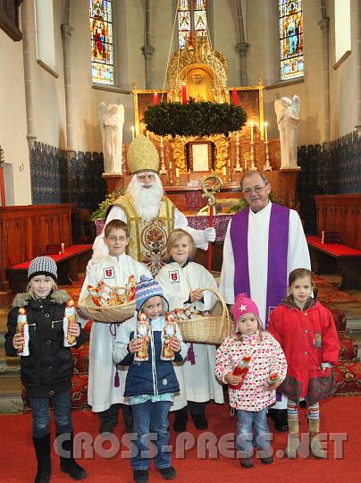 2009.12.06_10.56.16_01.jpg - Pfarrer Anton Schuh mit beschenkten Kindern am "Pressefoto" mit hohem Besuch aus der Ferne. ;)