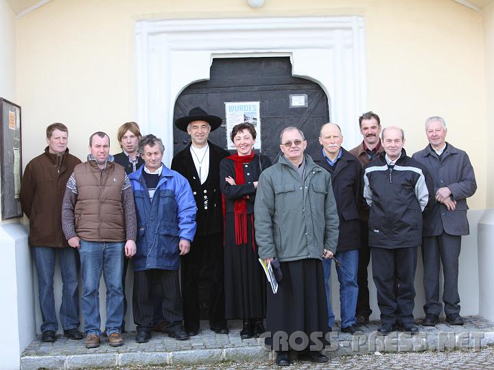 2010.03.19_09.39.01.jpg - Nach der St.JosefsMesse, Pfarrer Anton Schuh mit Vertretern und Angehrigen der Zimmermannszunft.