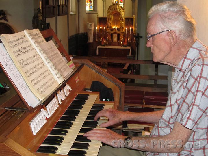 2011.08.07_09.42.07.jpg - Mit großer Wehmut spielte Karl Bruckner, St.Peterer Organist seit 55 Jahren, zum letzen Mal die heilige Messe an der alten Orgel.