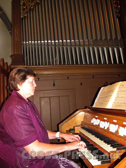 2011.08.07_09.54.51.jpg - Maria Wieser, Musiklehrerin und Organistin seit ihrer Jugend,  nützte ebenfalls die Gelegenheit, zum letzten Mal in die alten Manuale zu greifen.