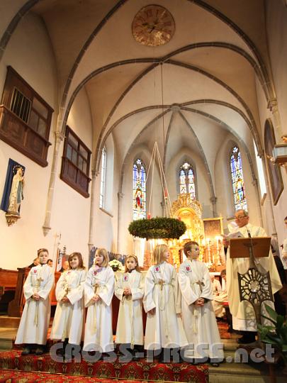 2011.12.08_10.45.14.jpg - Pfarrer Anton Schuh stellt alle neuen Ministranten beim Hochamt zu Mariä Empfängnis namentlich vor.