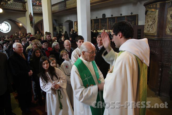 2012.11.04_09.58.17.jpg - Altpfarrer Monsignore Alois Sallinger ist als Nächster dran.