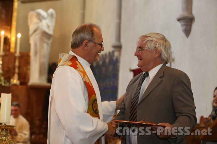 2013.06.30_10.13.09.jpg - Bgm. Gerhard Wieser gratuliert Pfarrer Schuh.