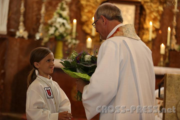 2013.06.30_10.15.44_01.jpg - Ministrantin Noemi Sarah Johanna, die das erste Taufkind von Pfarrer Anton Schuh war, überreicht ihm Blumen.