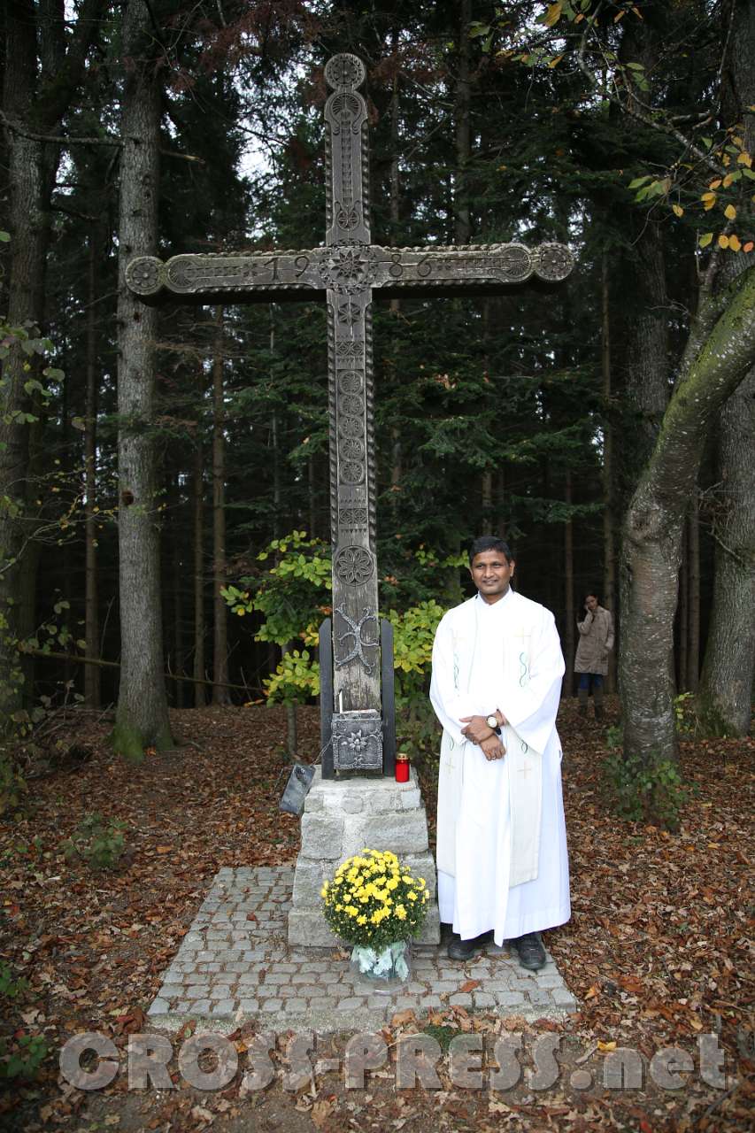 2017.10.26_10.47.03.jpg - Pfarrer Peter vor dem Gipfelkreuz am Stockerkogel.