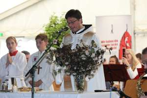 Eröffnung und Segnung der Rotkreuz Bezirksstelle St.Peter/Au P. Florian liest das Evangelium.