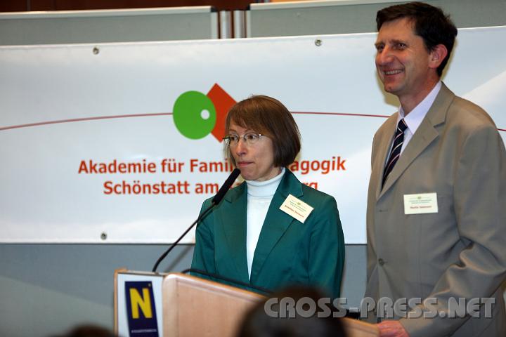 2009.11.29_15.23.43.jpg - Anneliese und Martin Seemann machten sich Gedanken zum Thema "Polaritt in der Partnerschaft - wo wir doch soooo verschieden sind". Sie haben vier Kinder.