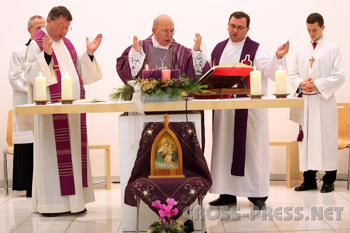 2009.11.29_16.48.23.jpg - Bischof Kng whrend der Festmesse in der Landhauskapelle.