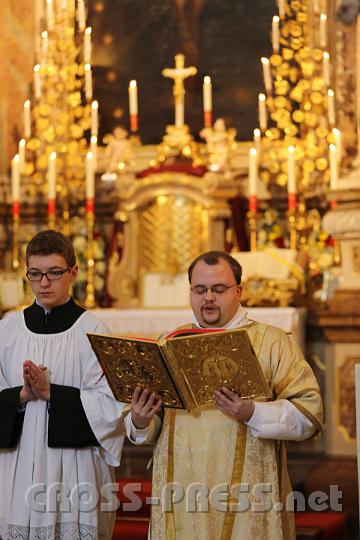 2012.04.09_09.51.53.jpg - Alexander, Seminarist in St.Pölten, las das Evangelium.