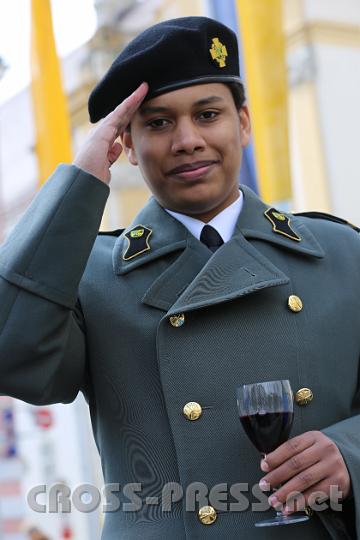 2012.04.09_11.43.19.jpg - Bernhard vom Corps Saint Lazarus salutiert. :)