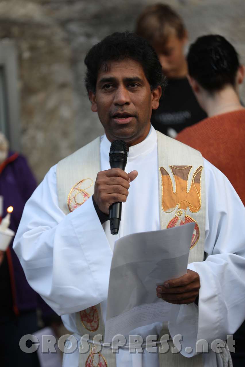 2017.09.08_19.05.59.jpg - P.Brian Fernandes, Pfarrer von Sankt Michael/Steyr, einer der Organisatoren dieser Prozession.